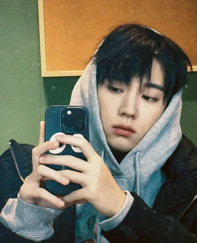 Chàng trai đẹp chụp hình selfie trước gương Chàng trai đẹp chụp hình selfie trước gương