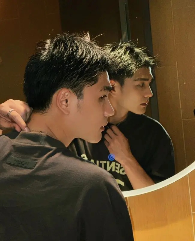 Trai đẹp tạo dáng trước gương Trai đẹp tạo dáng trước gương