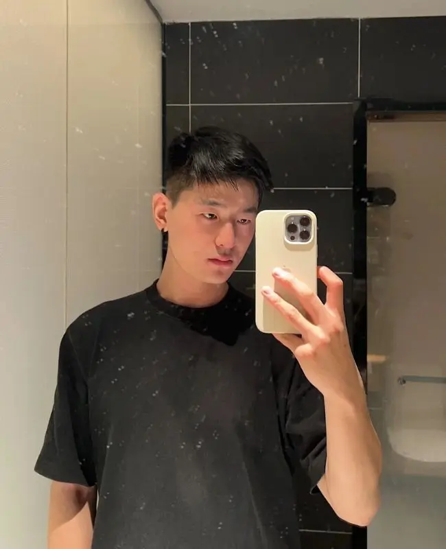 Chàng trai đẹp trong khoảnh khắc chụp trước gương Chàng trai đẹp trong khoảnh khắc chụp trước gương