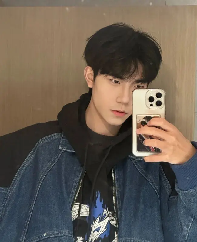 Trai đẹp selfie với gương trong ánh sáng nhẹ Trai đẹp selfie với gương trong ánh sáng nhẹ