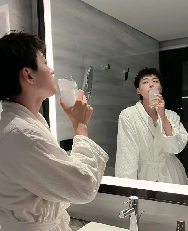 Chân dung trai đẹp qua góc chụp trước gương Chân dung trai đẹp qua góc chụp trước gương