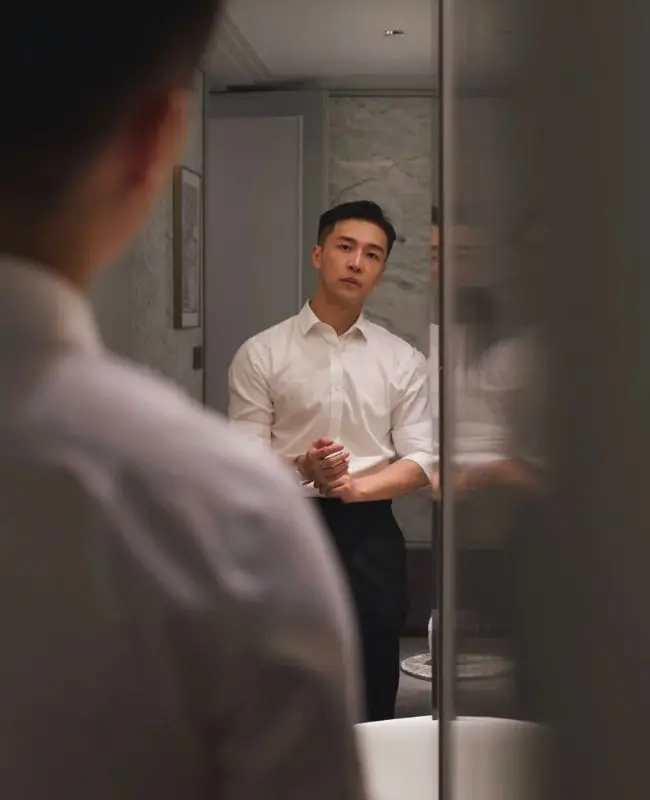 Hình ảnh trai đẹp với góc nghiêng chụp trước gương Hình ảnh trai đẹp với góc nghiêng chụp trước gương
