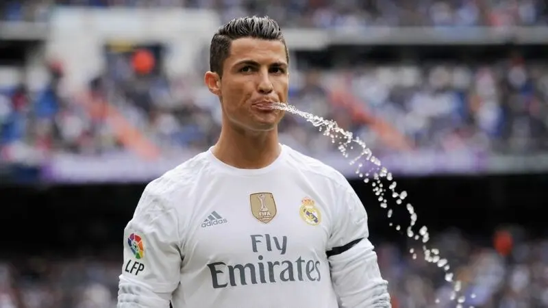 Meme Ronaldo phụt nước hài hước