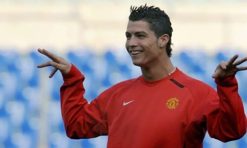 Meme Ronaldo tung cánh hài hước