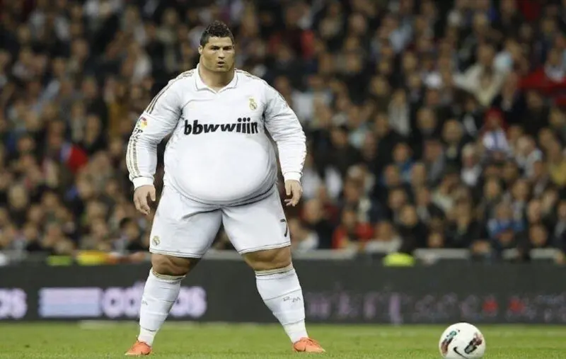 Meme Ronaldo béo sút bóng hài hước