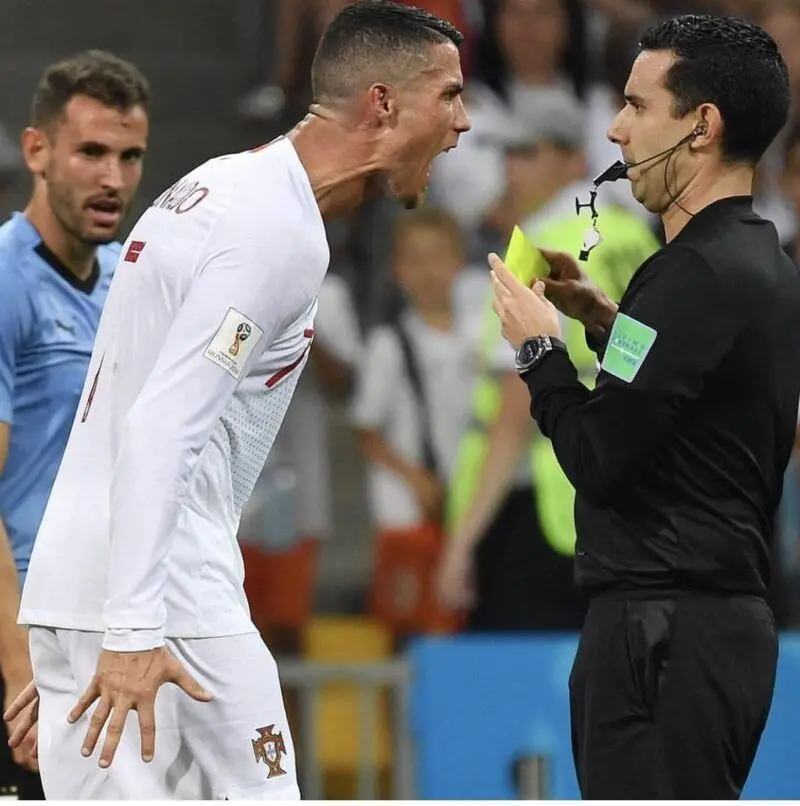 Meme Ronaldo hét vào mặt trọng tài hài hước