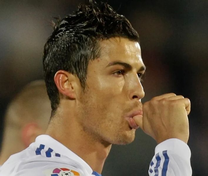 Meme Ronaldo mút tay hài hước