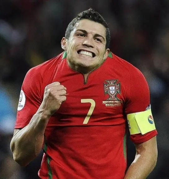 Meme Ronaldo rụt đầu hài hước