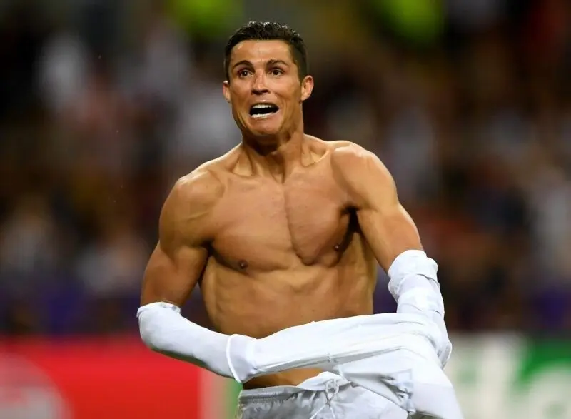 Meme Ronaldo cởi áo hài hước