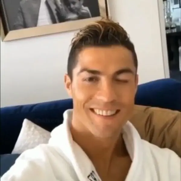 Meme Ronaldo nháy mắt cười hài hước