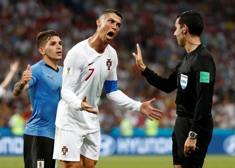 Meme Ronaldo hài hước cãi lại trọng tài