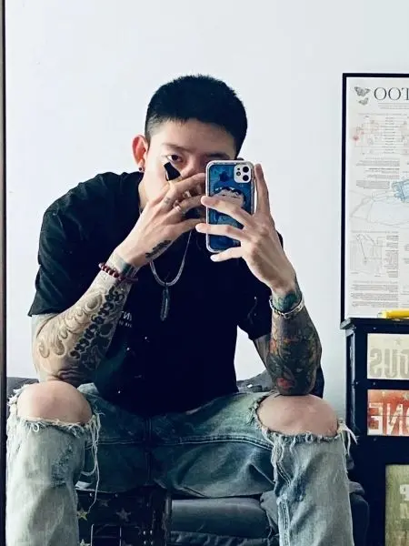 Trai đẹp xăm hình với ánh nhìn sâu lắng Trai đẹp xăm hình với ánh nhìn sâu lắng