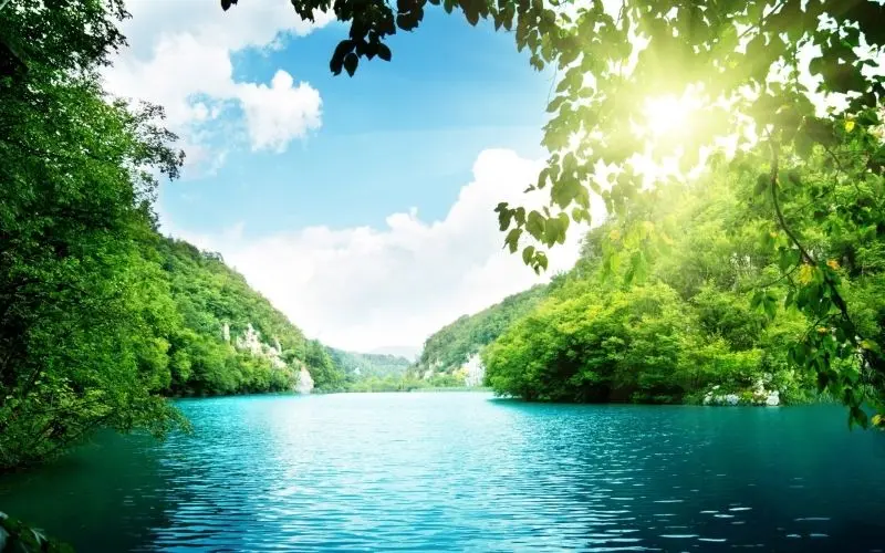 Khung cảnh hồ nước trong xanh, nơi lý tưởng để tìm lại sự bình yên. Khung cảnh hồ nước trong xanh, nơi lý tưởng để tìm lại sự bình yên.