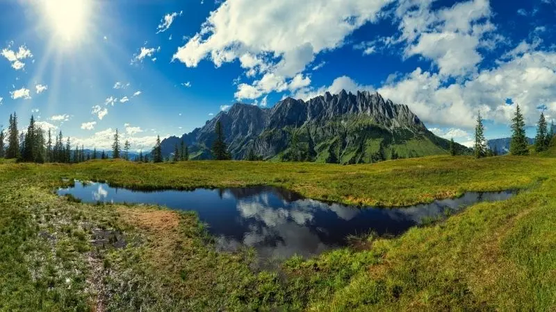 Khung cảnh hồ nước trong xanh, nơi lý tưởng để hòa mình vào thiên nhiên. Khung cảnh hồ nước trong xanh, nơi lý tưởng để hòa mình vào thiên nhiên.