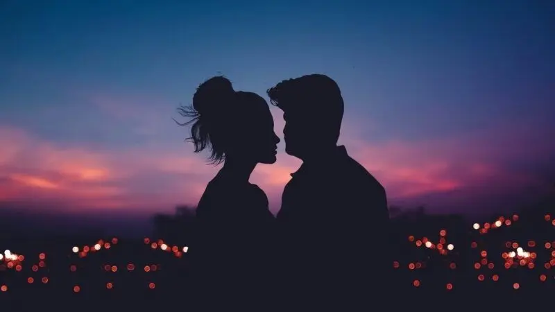 Hình nền tình yêu lãng mạn với hình ảnh nụ hôn