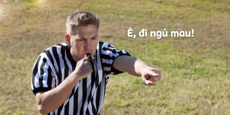Meme trọng tài đuổi đi ngủ hài hước