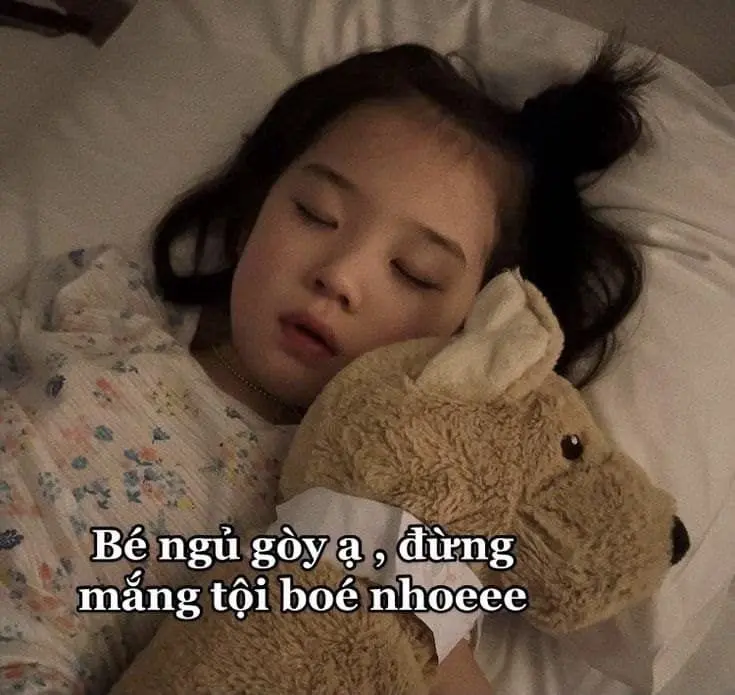 Meme em bé ôm gấu bông ngủ cute, dễ thương