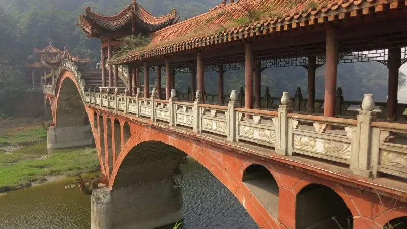 Phong cảnh cầu cổ kính mang đậm dấu ấn lịch sử, kết nối quá khứ và hiện tại.