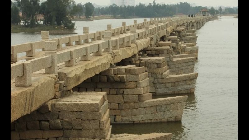 Dừng chân bên cầu cổ kính, bạn sẽ cảm nhận được sự bình yên và huyền bí.