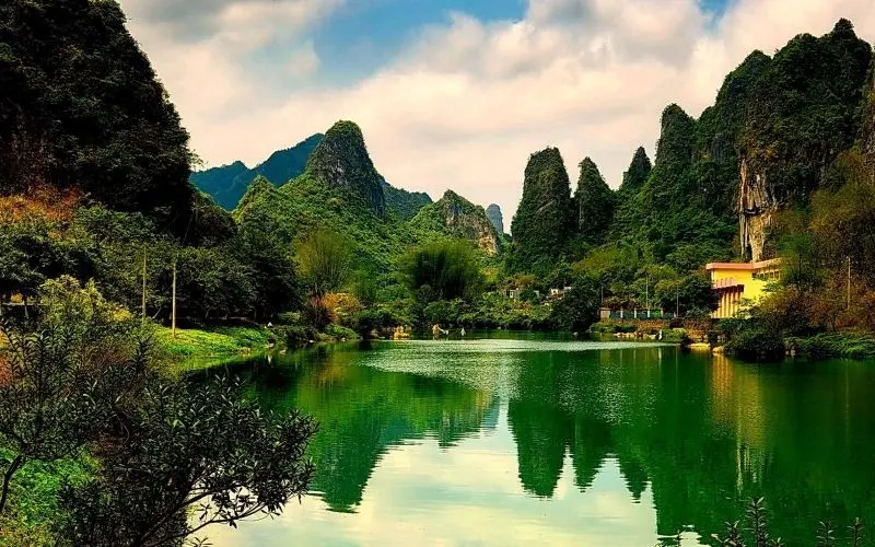 Hồ nước yên bình với phong cảnh xanh mát, thư giãn cho tâm hồn. Hồ nước yên bình với phong cảnh xanh mát, thư giãn cho tâm hồn.