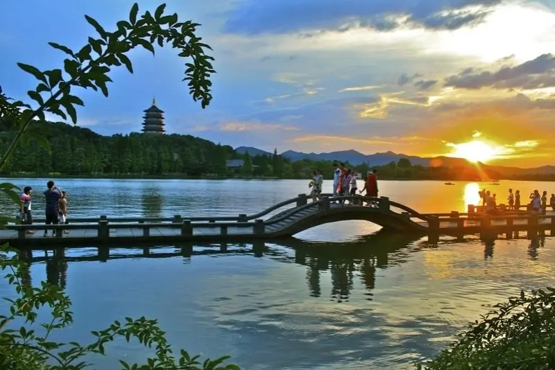 Phong cảnh hồ nước buổi sáng tĩnh lặng, với sương mù bao phủ. Phong cảnh hồ nước buổi sáng tĩnh lặng, với sương mù bao phủ.