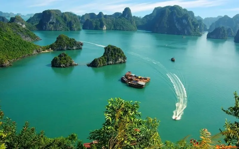 Hồ nước trong veo buổi sáng, khi ánh sáng nhẹ nhàng chiếu rọi. Hồ nước trong veo buổi sáng, khi ánh sáng nhẹ nhàng chiếu rọi.
