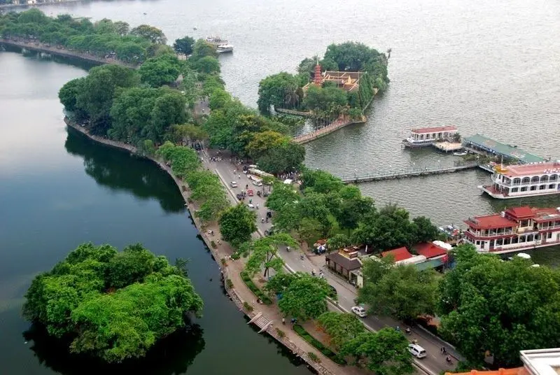Phong cảnh hồ nước mùa thu, khi lá vàng rơi đầy lãng mạn. Phong cảnh hồ nước mùa thu, khi lá vàng rơi đầy lãng mạn.