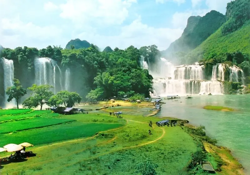 Phong cảnh hồ nước vào mùa thu, điểm đến lý tưởng cho mùa mát mẻ. Phong cảnh hồ nước vào mùa thu, điểm đến lý tưởng cho mùa mát mẻ.