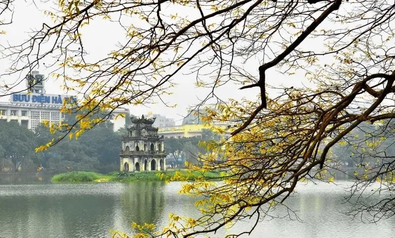 Hồ nước lặng yên dưới mây trời, khung cảnh thật êm đềm. Hồ nước lặng yên dưới mây trời, khung cảnh thật êm đềm.