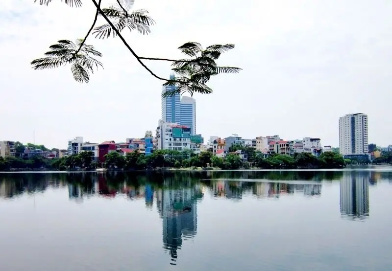Phong cảnh hồ nước và đồng cỏ mướt mát, gợi cảm giác bình yên. Phong cảnh hồ nước và đồng cỏ mướt mát, gợi cảm giác bình yên.