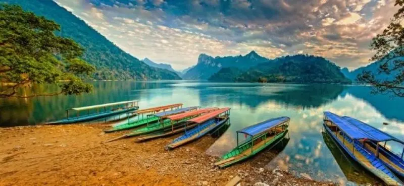 Hồ nước vào mùa đông, tạo nên khung cảnh yên bình khó cưỡng. Hồ nước vào mùa đông, tạo nên khung cảnh yên bình khó cưỡng.