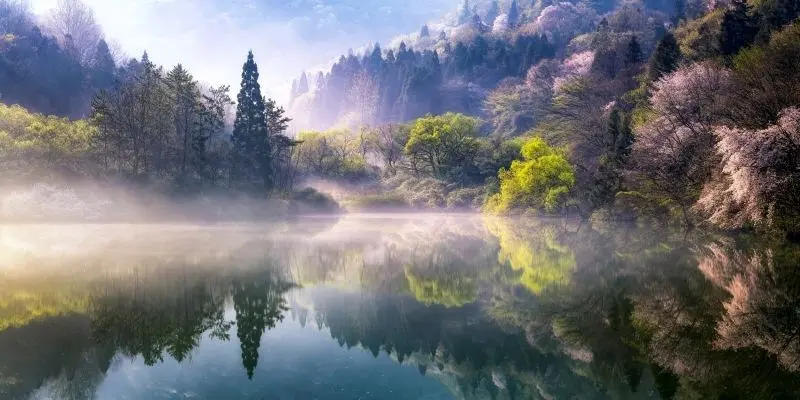 Hồ nước và núi non hài hòa, làm nổi bật vẻ đẹp thiên nhiên. Hồ nước và núi non hài hòa, làm nổi bật vẻ đẹp thiên nhiên.