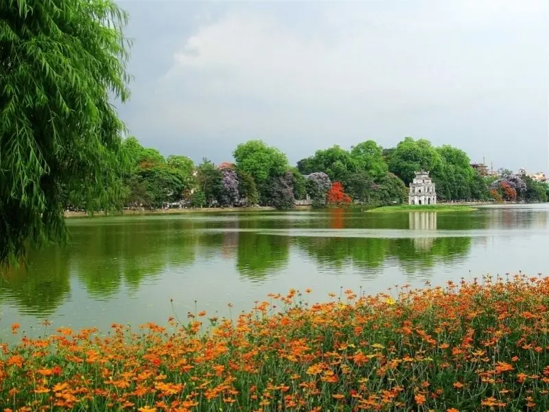 Tận hưởng cảnh hồ nước và núi non, gợi cảm giác yên bình. Tận hưởng cảnh hồ nước và núi non, gợi cảm giác yên bình.