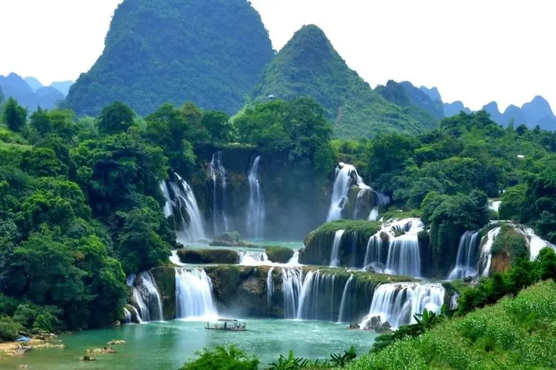 Hồ nước lặng bên cạnh dãy núi, tạo nên phong cảnh tuyệt mỹ. Hồ nước lặng bên cạnh dãy núi, tạo nên phong cảnh tuyệt mỹ.