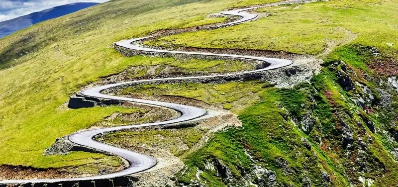 Phong cảnh đèo dốc uốn cong vào mùa đông, khi tuyết phủ trắng xóa, tạo nên một không gian thanh tịnh. Phong cảnh đèo dốc uốn cong vào mùa đông, khi tuyết phủ trắng xóa, tạo nên một không gian thanh tịnh.