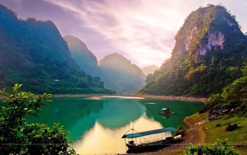 Mặt hồ xanh ngọc bích tĩnh lặng phản chiếu vẻ đẹp của bầu trời. Mặt hồ xanh ngọc bích tĩnh lặng phản chiếu vẻ đẹp của bầu trời.