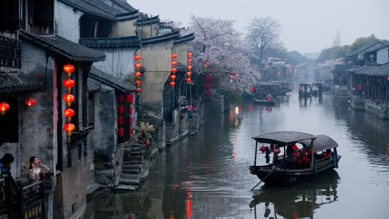 Ngôi làng cổ xưa đẹp mê hồn với từng mái nhà cổ kính gợi nhớ thời xa xưa. Ngôi làng cổ xưa đẹp mê hồn với từng mái nhà cổ kính gợi nhớ thời xa xưa.