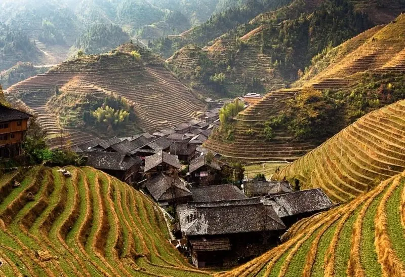 Sự thanh bình trong ngôi làng cổ xưa đẹp mê hồn là liều thuốc cho tâm hồn. Sự thanh bình trong ngôi làng cổ xưa đẹp mê hồn là liều thuốc cho tâm hồn.