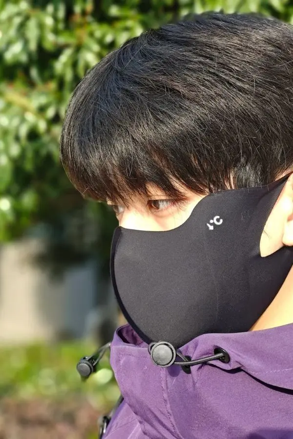 Trai đẹp đeo khẩu trang trong không gian ngoài trời Trai đẹp đeo khẩu trang trong không gian ngoài trời