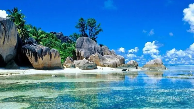 Nước biển xanh, bầu trời trong và bãi biển yên bình.