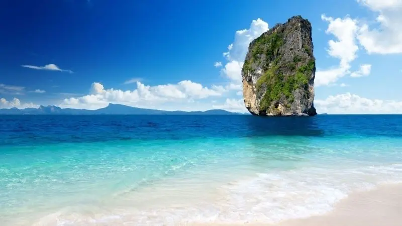 Khung cảnh bãi biển trong xanh mang đến bình yên.