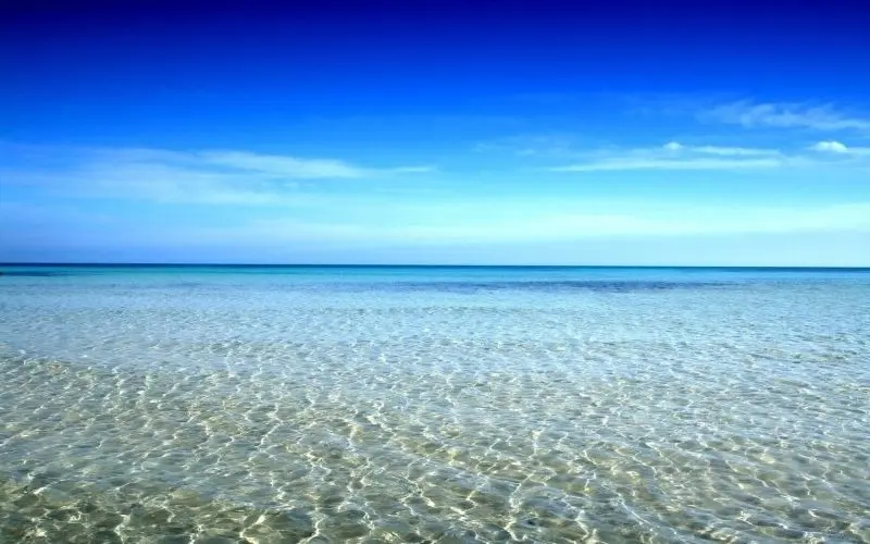 Biển xanh mênh mông trong không gian yên bình.