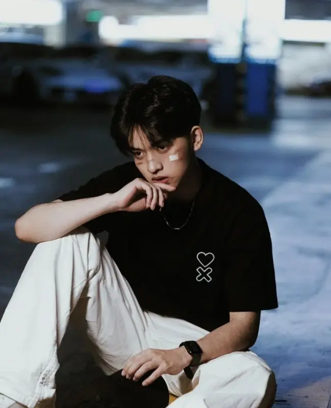 Gương mặt trai đẹp buồn nhìn xa vời Gương mặt trai đẹp buồn nhìn xa vời