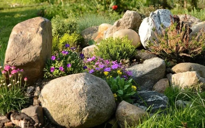 Phong cảnh hòn non bộ đẹp tự nhiên, biểu tượng của nghệ thuật sân vườn Á Đông. Phong cảnh hòn non bộ đẹp tự nhiên, biểu tượng của nghệ thuật sân vườn Á Đông.