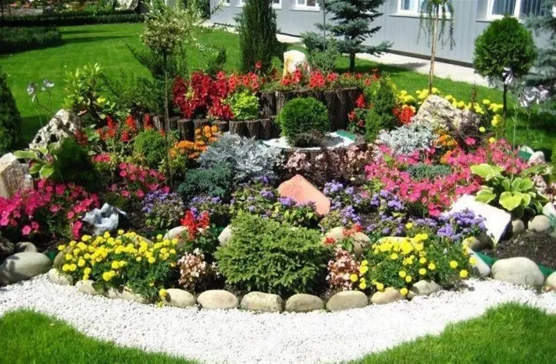 Vẻ đẹp tự nhiên của hòn non bộ làm nổi bật phong cách thiết kế sân vườn. Vẻ đẹp tự nhiên của hòn non bộ làm nổi bật phong cách thiết kế sân vườn.