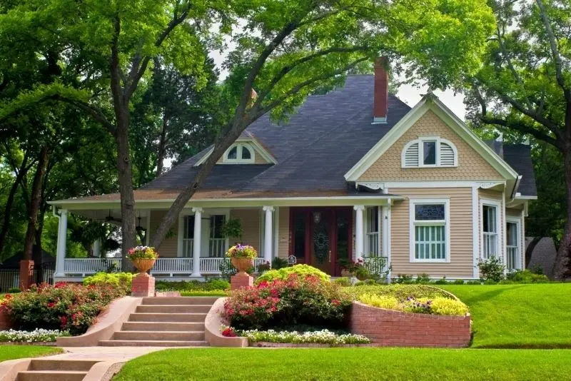 Sắc xanh mát của vườn cây làm dịu đi cái nóng mùa hè. Sắc xanh mát của vườn cây làm dịu đi cái nóng mùa hè.
