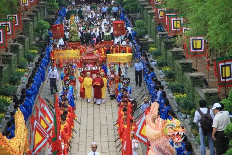 Vẻ đẹp phong cảnh lễ hội truyền thống rực rỡ sắc màu.