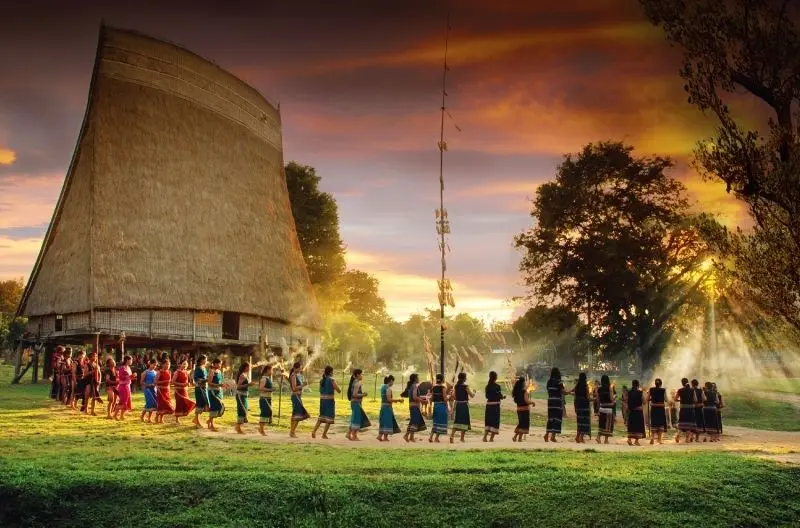 Lễ hội truyền thống là nơi sắc màu văn hóa thăng hoa.