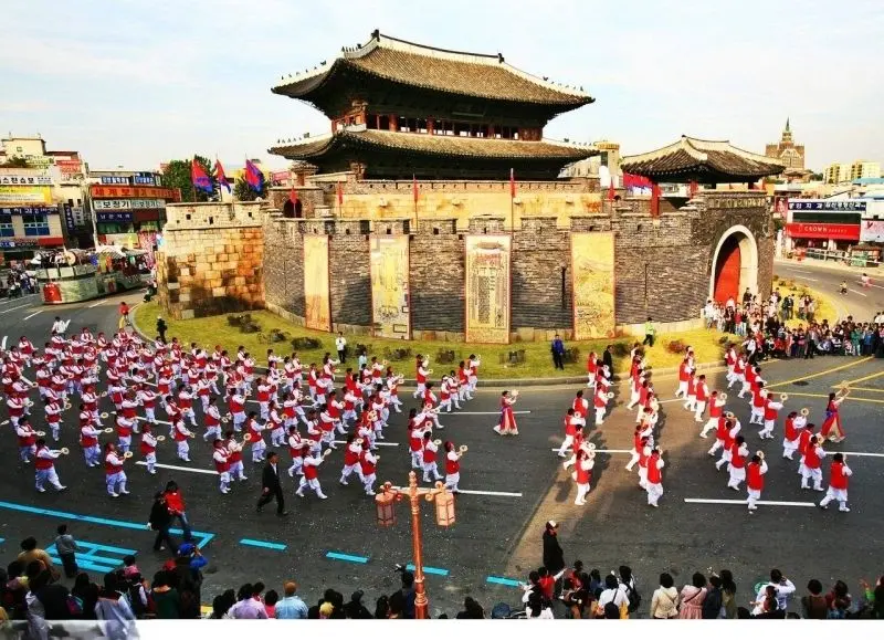 Phong cảnh lễ hội truyền thống: rực rỡ sắc màu văn hóa.