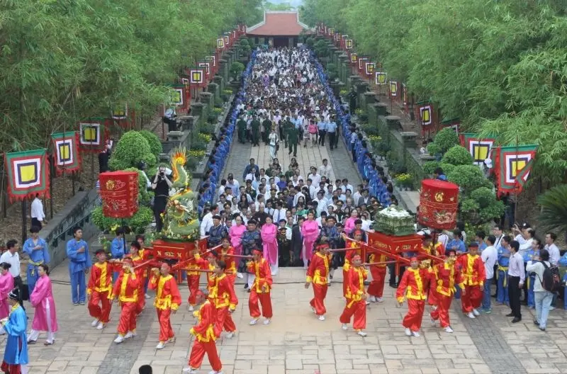 Tận hưởng vẻ đẹp truyền thống tại lễ hội Việt Nam.